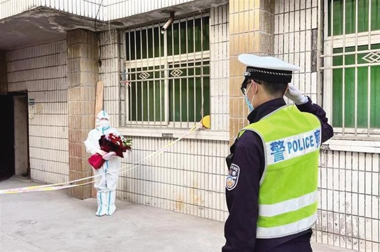 携手抗疫遇上结婚十周年,我带着鲜花向你敬礼