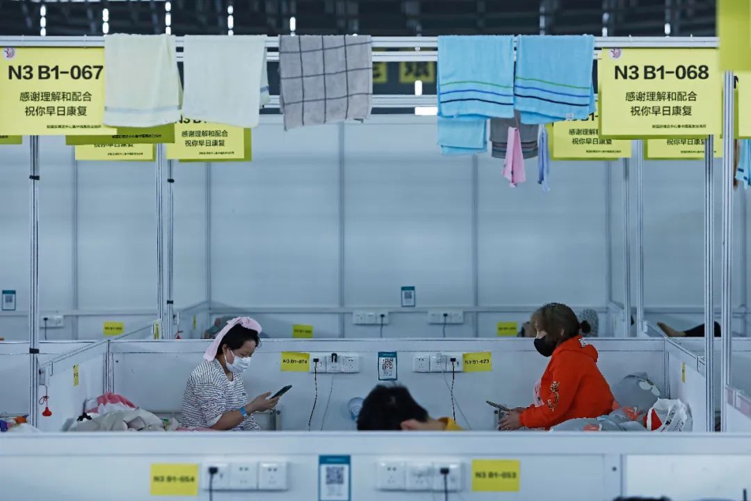 4月10日,上海市浦东新区新国际博览中心方舱医院,图为感染者在n3舱内.