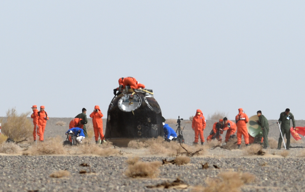 4月16日,神舟十三号载人飞船返回舱在东风着陆场预定区域成功着陆.