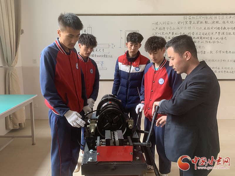 临夏国强职业技术学校建筑工程施工专业的学生正在上课