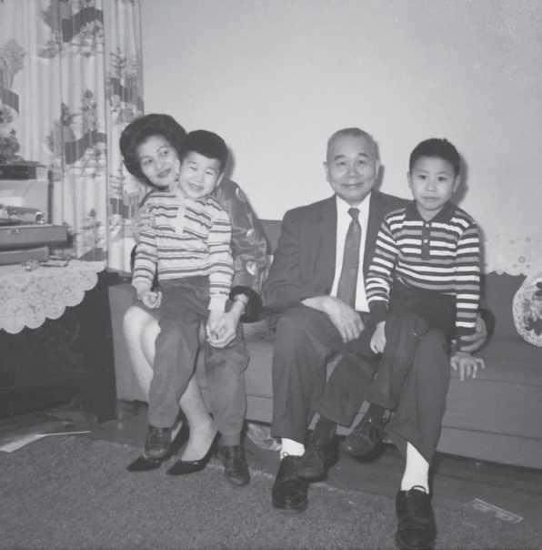 方荣山和妻子，以及两个儿子。图片来自《六人》书中插图。