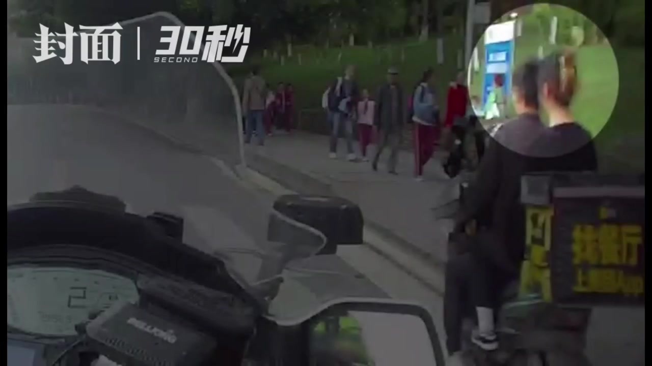 30秒｜四川自贡交警教育摩托车司机：爱女朋友就给她戴上安全头盔