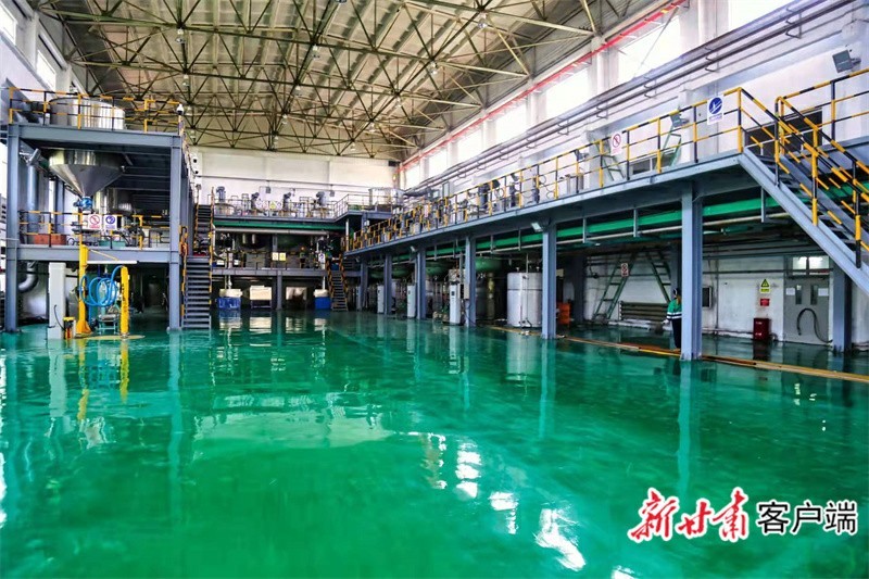 金川集团粉体材料有限公司新能源覆钴正极材料生产现场 新甘肃&middot;甘肃日报通讯员 李德昌