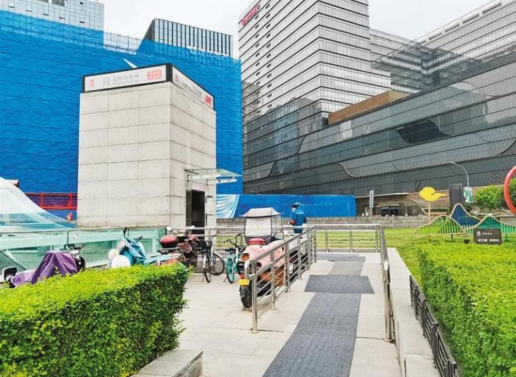 地铁二号线永宁门站C出入口直升电梯,由站厅通至站外,方便出行。