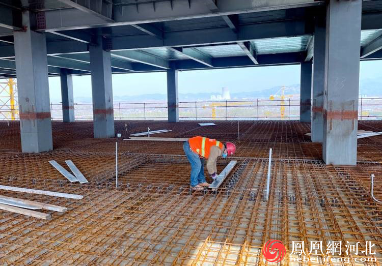 图为北医三院施工现场工人在对钢结构主体进行收尾工作.