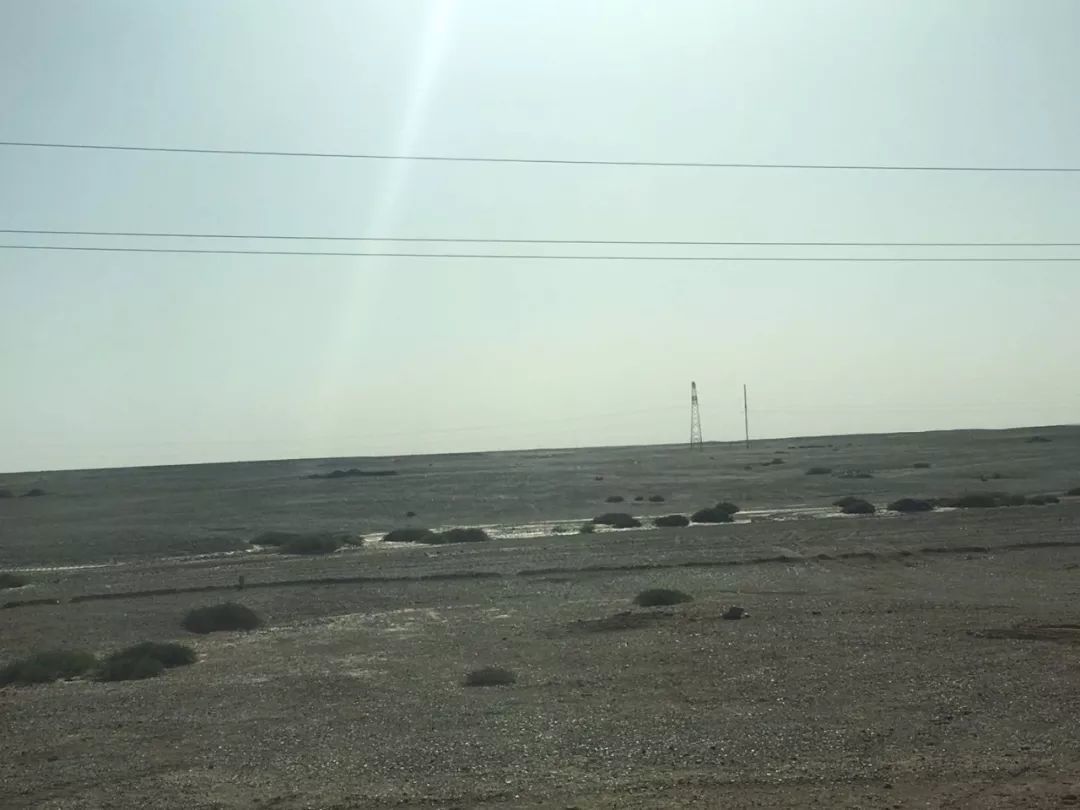 酒泉卫星发射场外的沙漠戈壁（摄影：张棉棉）