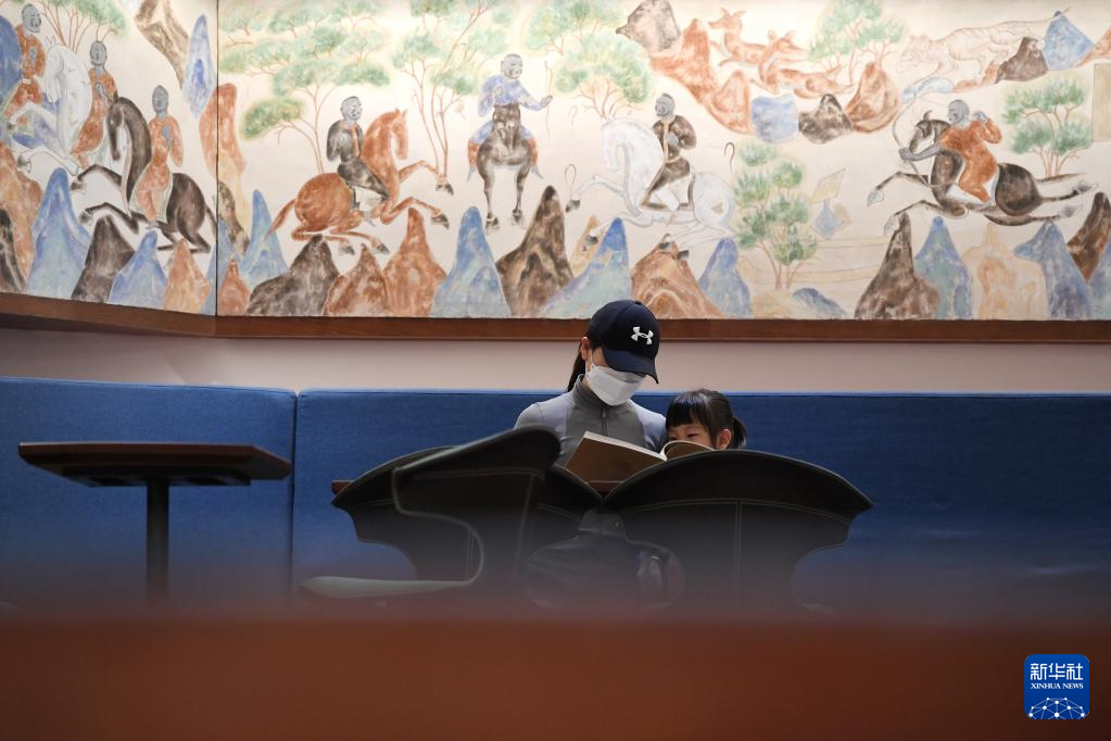 读者在敦煌书局内看书（4月21日摄） 新华社记者 陈斌 摄