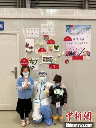亲子方舱里展示的武汉援沪医疗队员手工作品 武汉儿童医院供图