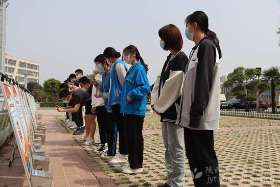 陕西铁路工程职业技术学院学生在国家安全宣教展板前驻足观看学习