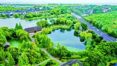 位于浙江省湖州市长兴县的环太湖公路沿线水清岸绿，风景宜人。吴拯摄/光明图片