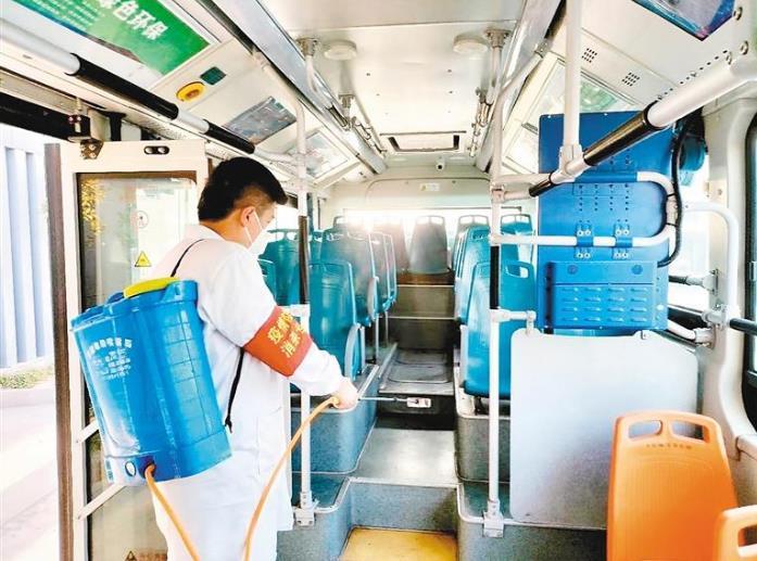 工作人员正在对车辆进行消杀