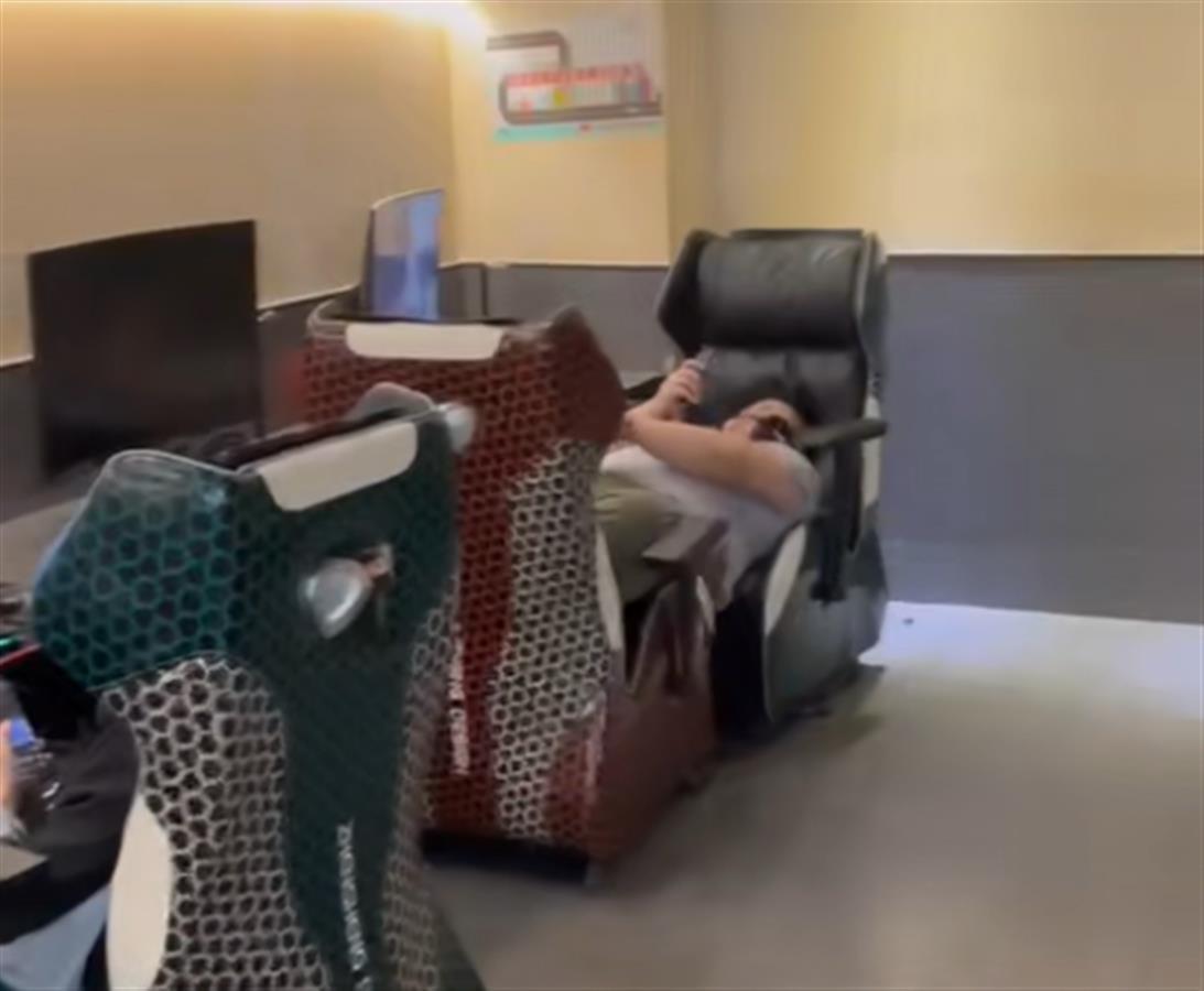 有人在网吧内拼椅子睡觉