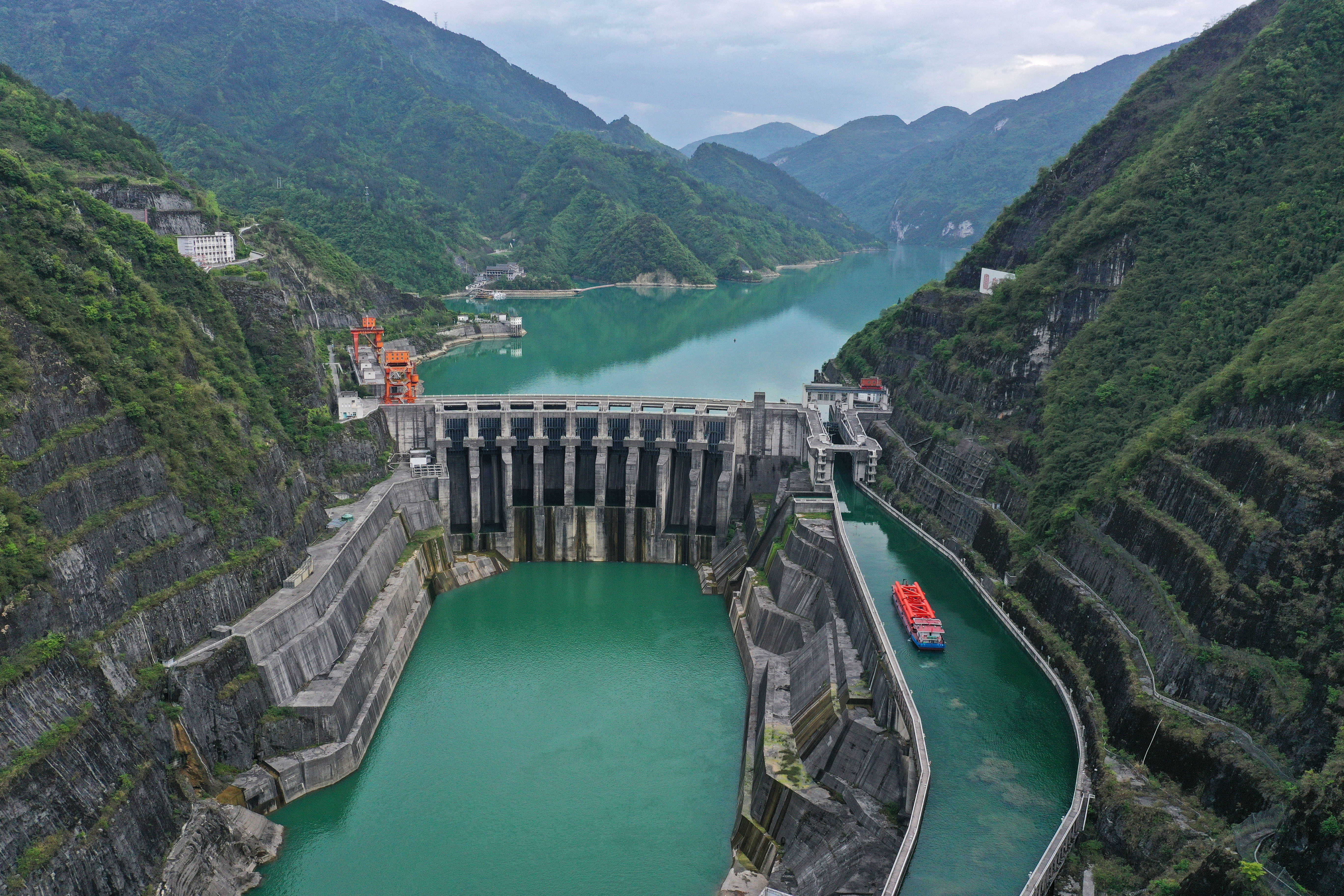 一艘货船正在通过重庆彭水水电站通航工程.