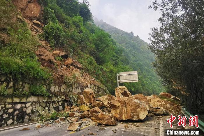 G209湖北兴山境白沙河段发生山体坍方。　李鹏芳　摄