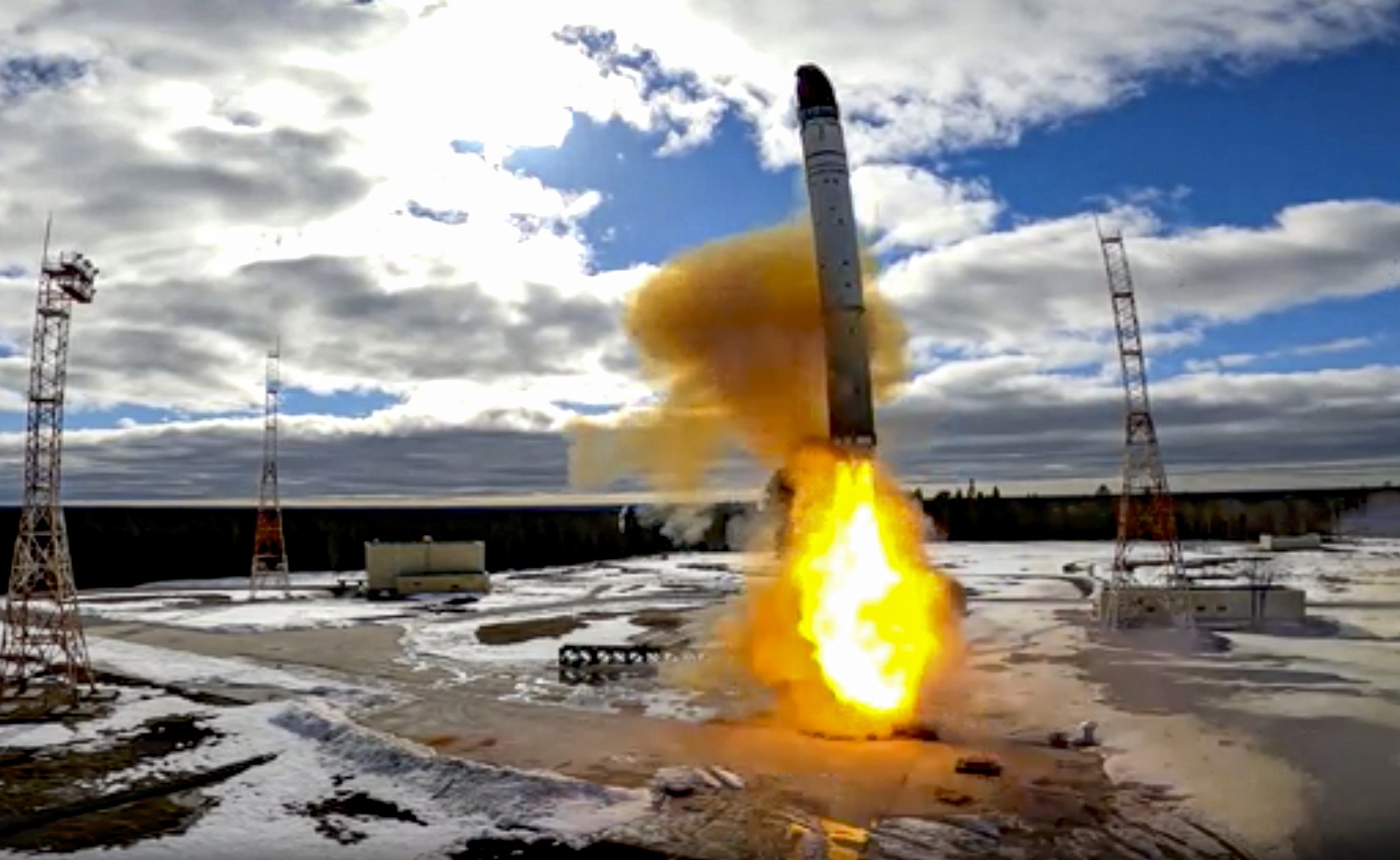 当地时间2022年4月20日，俄军从普列谢茨克航天发射场的发射井成功试射“萨尔马特”洲际弹道导弹。 澎湃影像 图