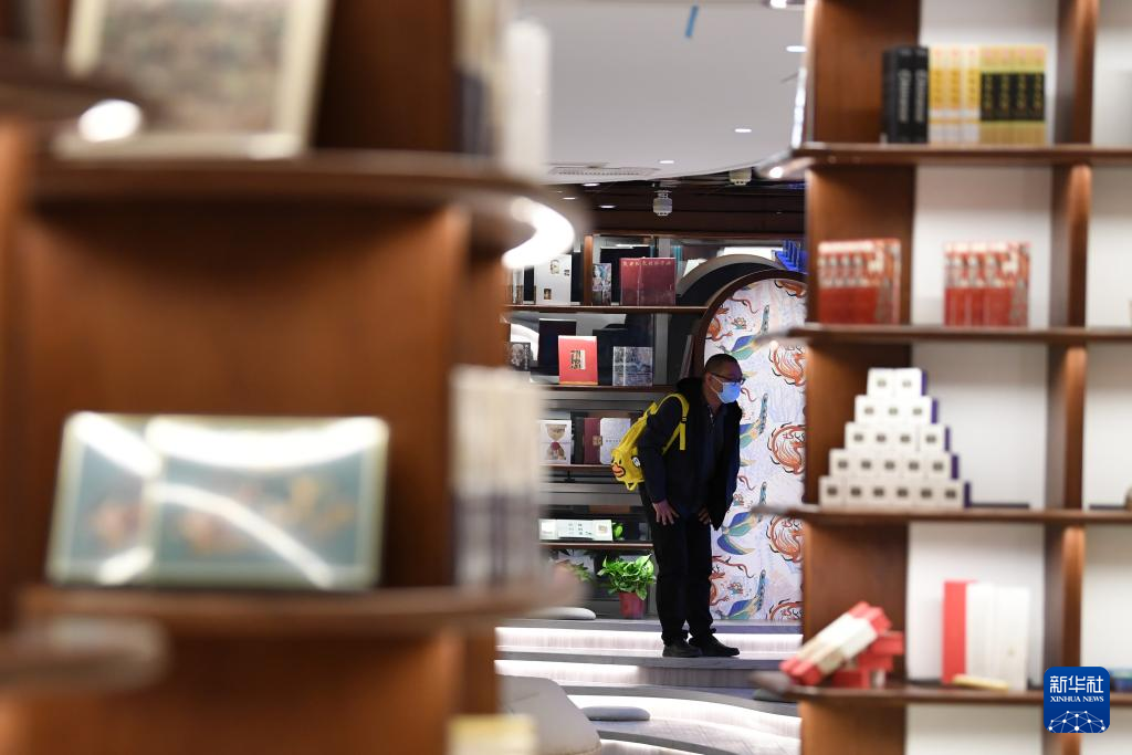 读者在敦煌书局挑选书籍（4月21日摄）新华社记者 杜哲宇 摄