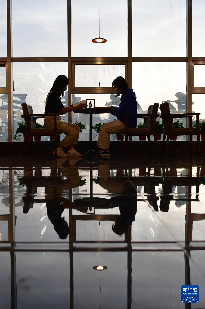 读者在敦煌书局阅读区看书（4月21日摄） 新华社记者 杜哲宇 摄