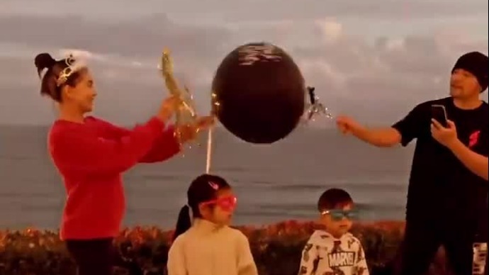 昆凌晒视频官宣三胎是女儿 一家人放气球庆祝