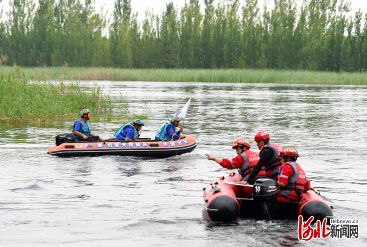 文安县抢险队员在实施水上救生演练，备战主汛期。 （资料片）河北日报记者赵永辉摄