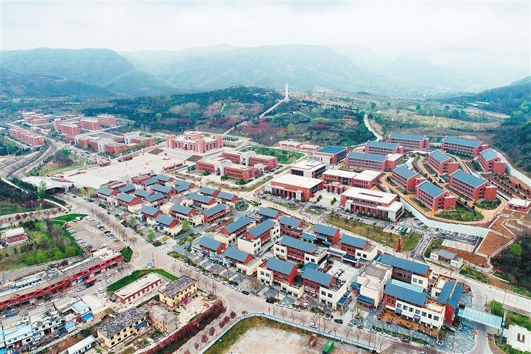 这是2021年4月20日拍摄的陕西省铜川市耀州区照金镇（无人机照片）。　　（新华社记者 张博文 摄）