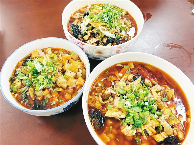 一碗碗美味的臊子面端上餐桌
