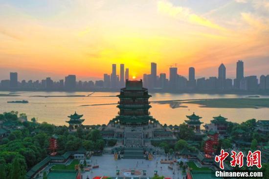 2021年，南昌赣江之畔的江南名楼滕王阁游客众多，呈现“落霞与孤鹜齐飞，秋水共长天一色”的美景。 刘占昆 摄
