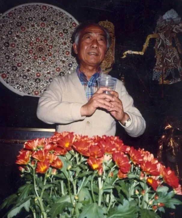 ▲ 1987年，汪曾祺参加美国爱荷华写作计划时，在Party上唱戏
