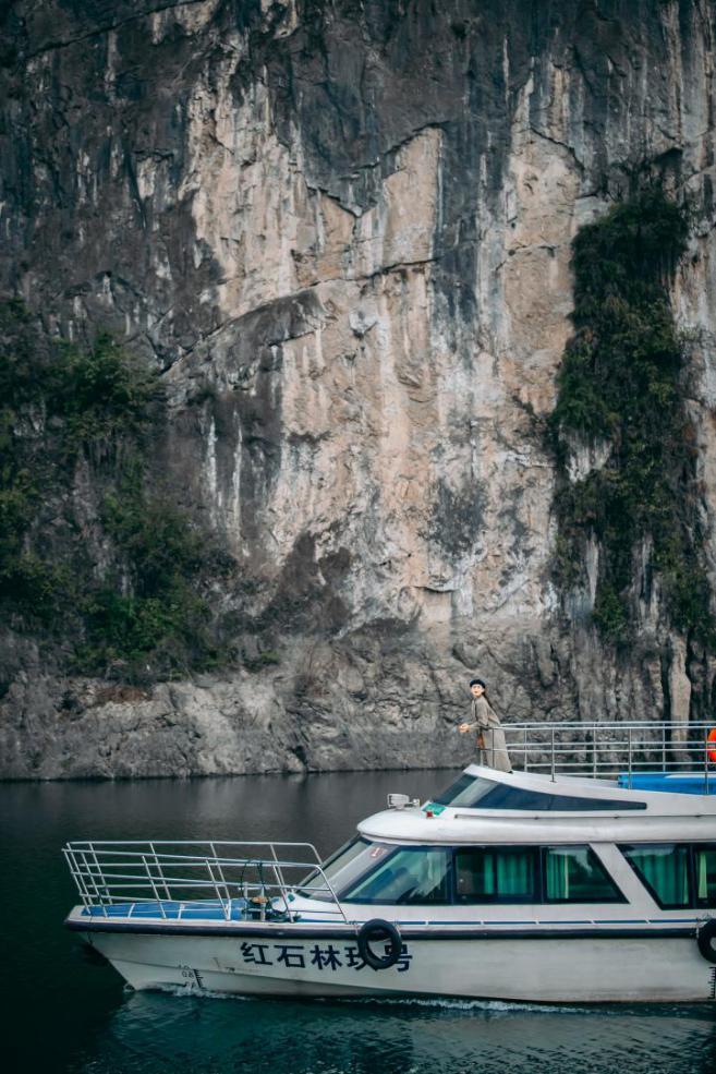 △船行碧波上，人在画中游