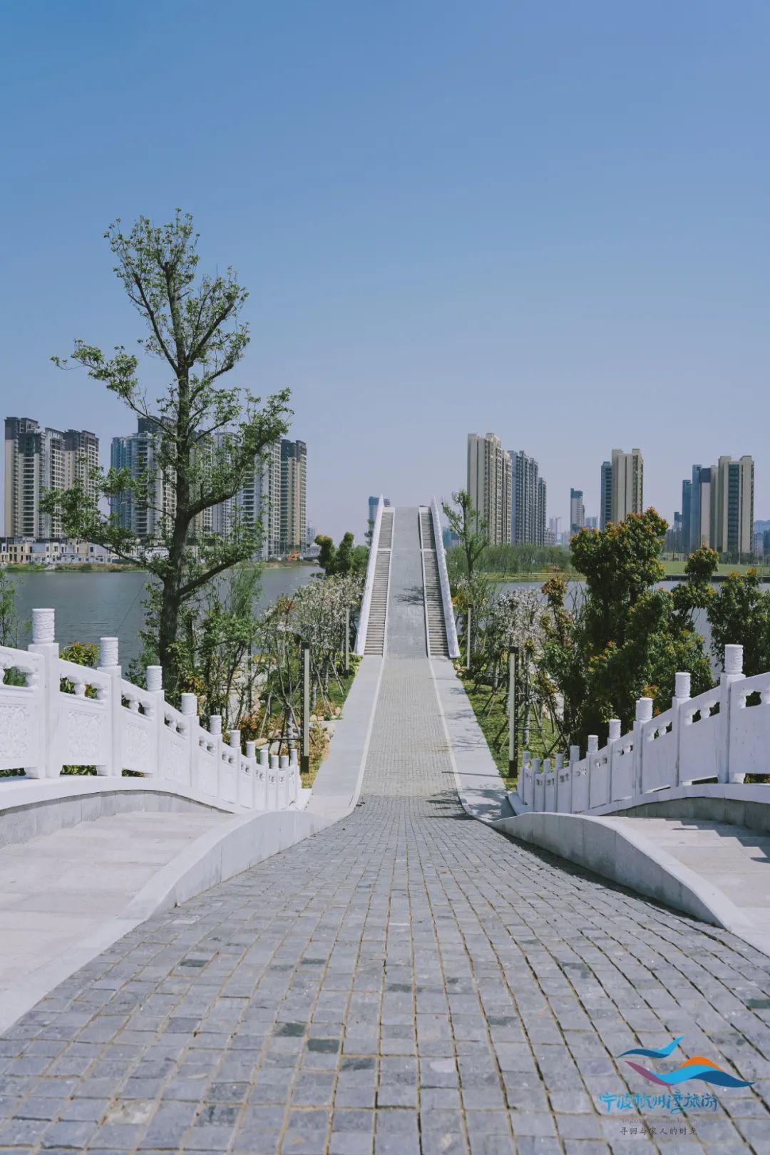 从桥上缓缓走过感受湿润的微风拂过脸颊一种度假的感觉油然而生打卡