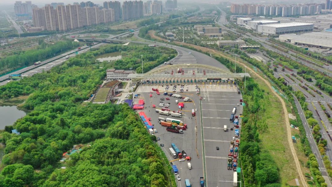 g3京台高速方兴大道收费站,下高速的车辆有序驶入对应车道和区域.