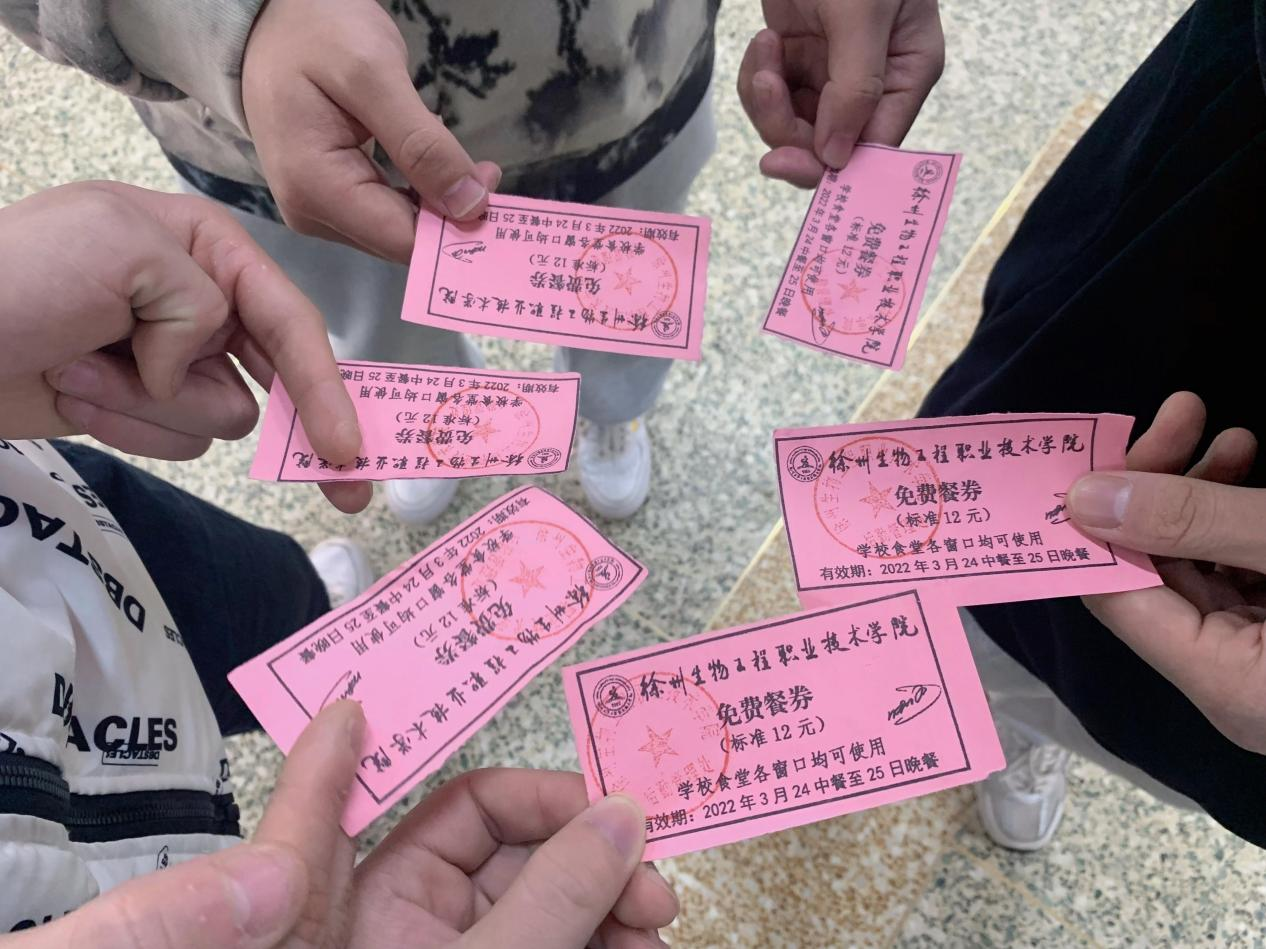 防疫进行时,记录校园暖心瞬间!