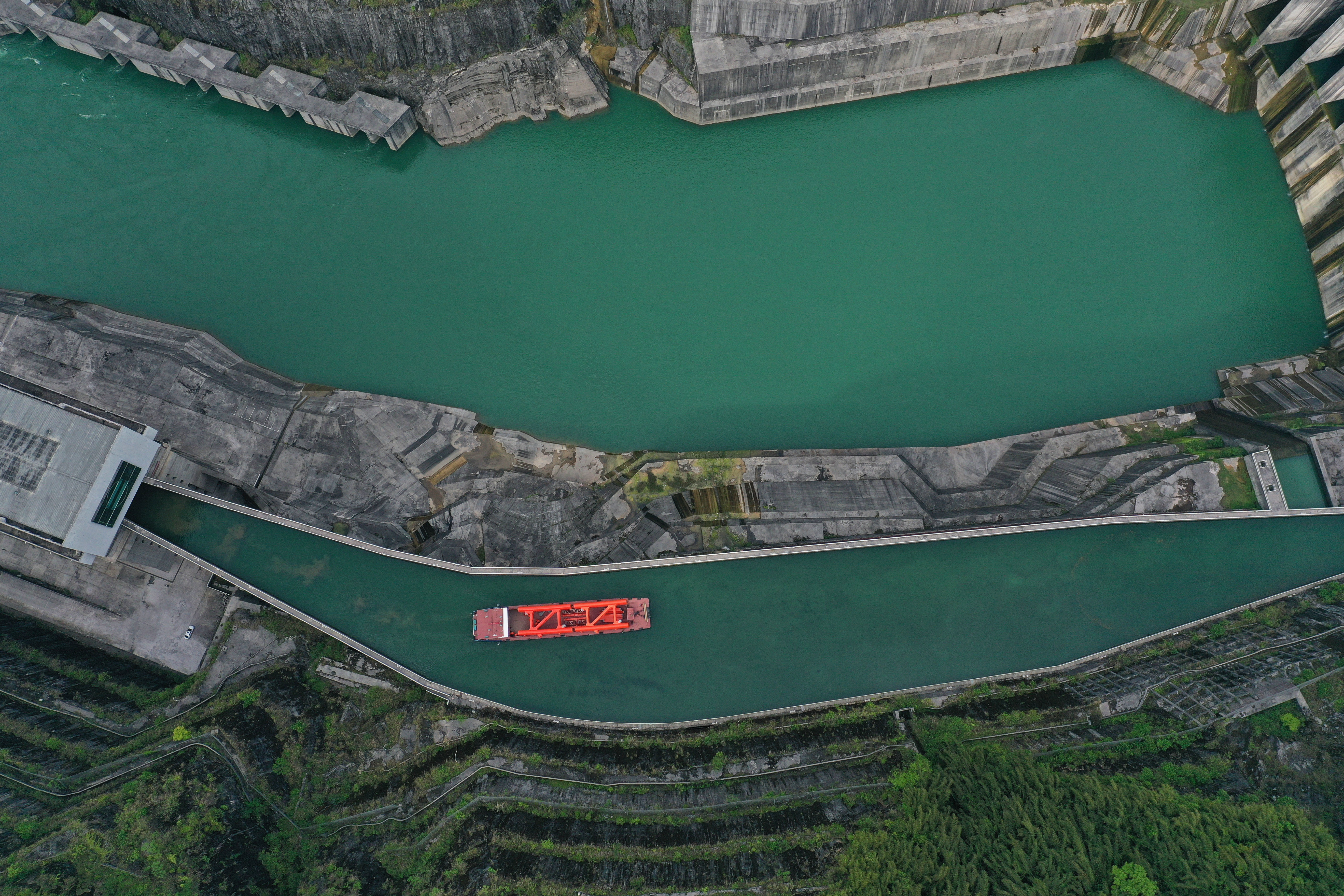一艘货船正在通过重庆彭水水电站通航工程.