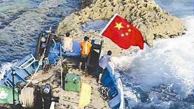 情急之下，保钓船员手动划船奔向钓鱼岛，成功登岛后手持国旗高唱国歌