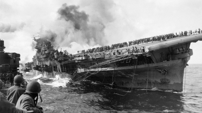 1945年3月19日，美国海军“富兰克林”号航母被日军重创，弹药殉爆，2800名舰员中伤亡1294人，仍在有效损管下从日本近海返回乌尔希环礁紧急修理。并在4月26日凭自身动力返回纽约大修。