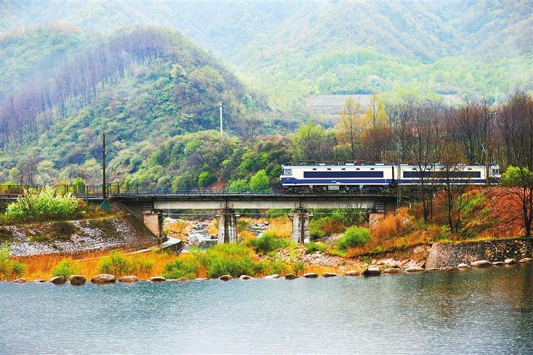 "慢火车"在秦岭山区运行.(通讯员 张赢弘 摄)