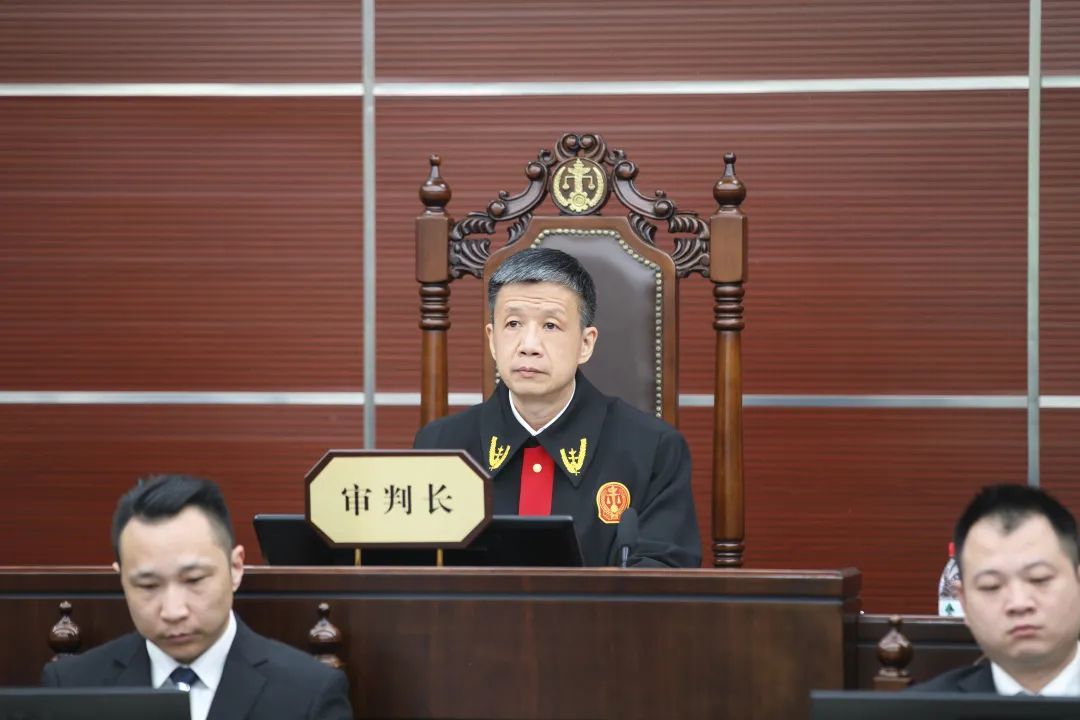 市高法院院长,二级大法官李永利担任审判长