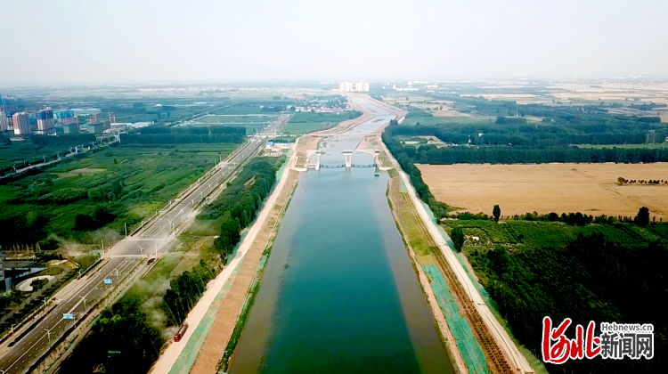 邯郸市防洪排涝体系支漳河分洪道东区节制闸段综合治理后的航拍图。 （资料片） 通讯员文秀杰摄