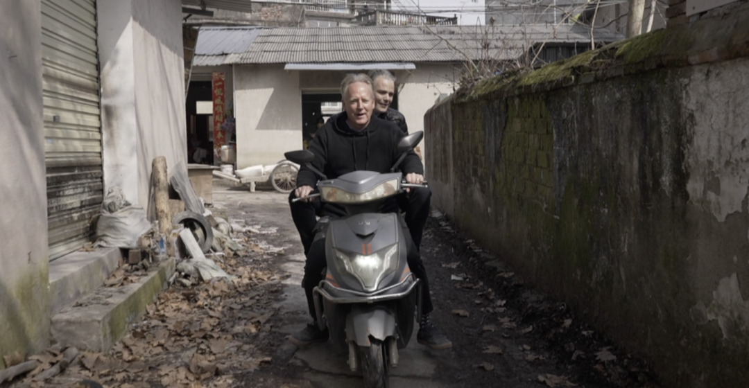 凤凰卫视《近观中国》走进景德镇 探访“洋景漂”