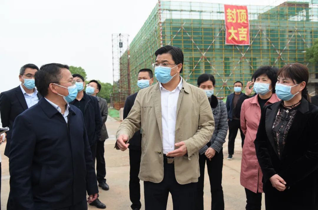 在鹰潭职业技术学院,张子建详细了解学校专业设置,校企合作等情况.
