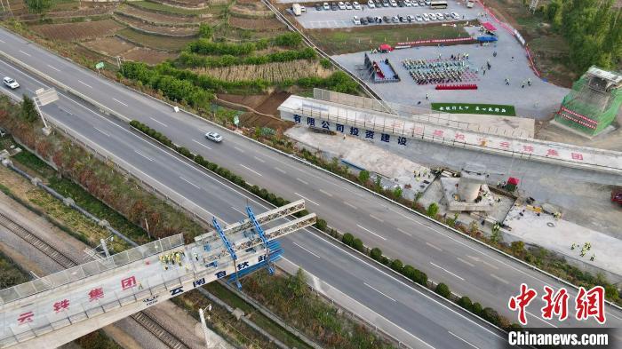 全国首座跨铁路公路双转体曲线铁路桥梁转体成功