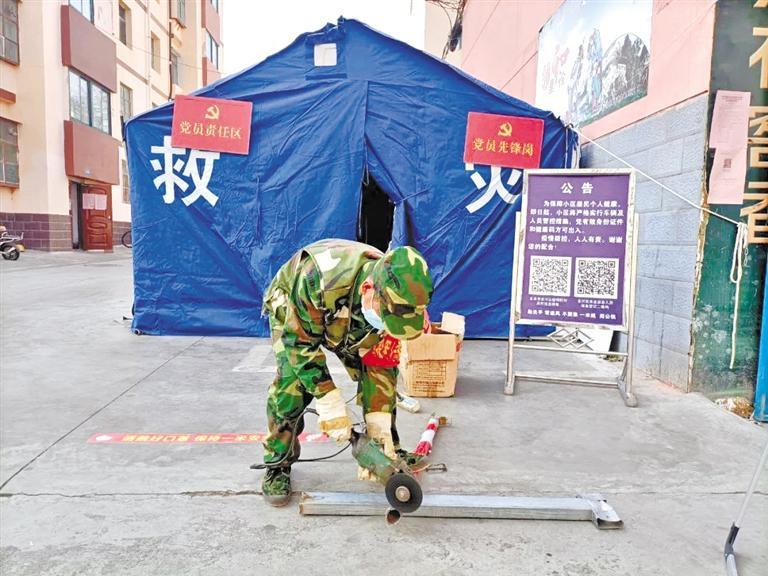 汤洪斌制作防疫栅栏