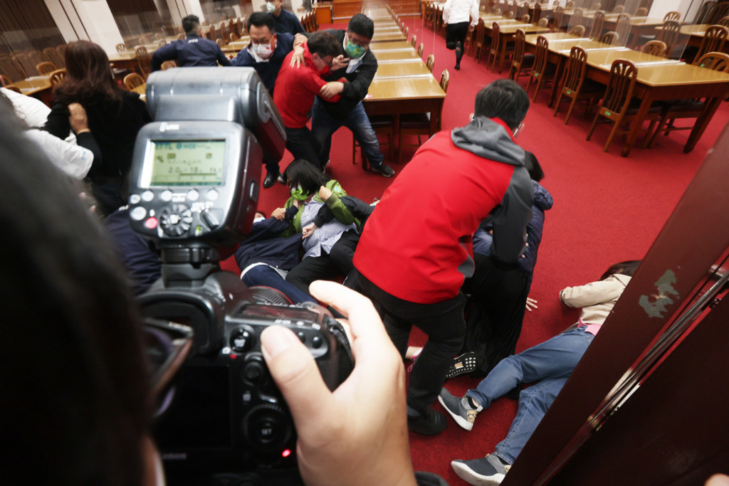 蓝绿营在台立法机构大打出手女民意代表被惨摔在地