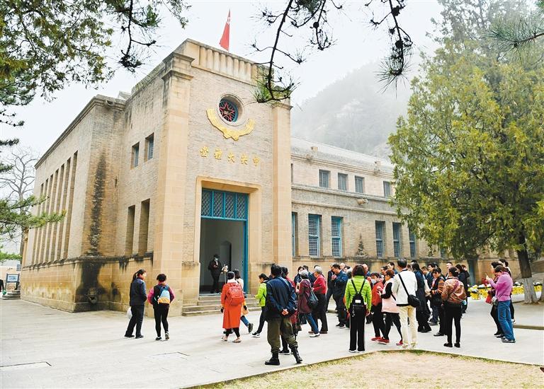 人们在陕西延安杨家岭革命旧址参观（2021年3月28日摄）。　　（新华社记者 张博文 摄）
