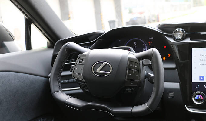 并搭载全液晶数字仪表以及雷克萨斯nx车型同款中控屏幕,下方也选用了