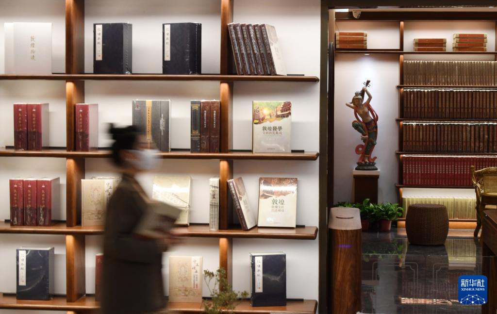 读者从敦煌书局的书架旁走过（4月21日摄） 新华社记者 陈斌 摄