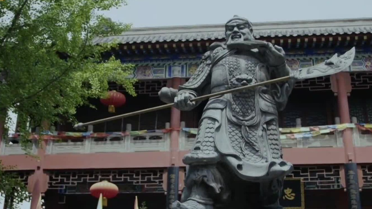 通过一连串极具道德倾向的故事情节，罗贯中将关羽的忠和义渲染得异常充分