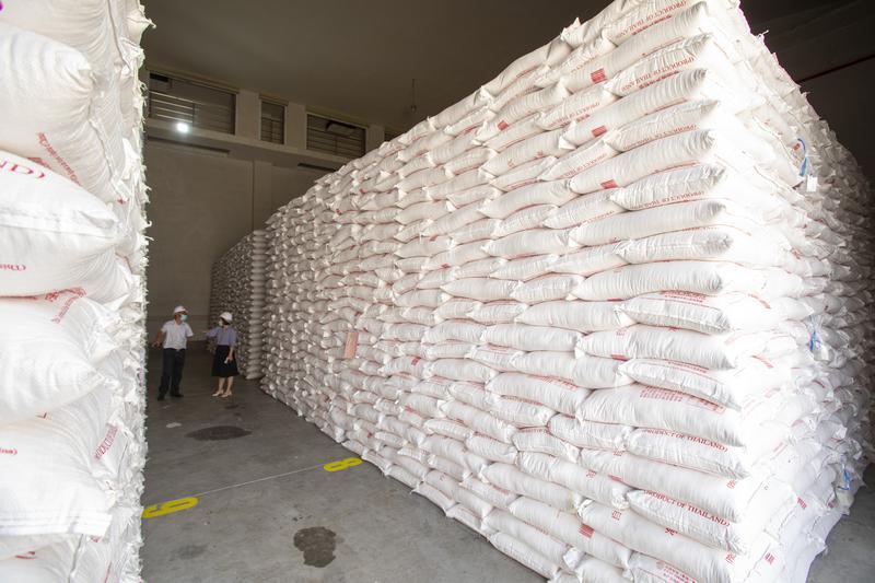 佛山市粮食储备库,仓内大米堆积如小山,储备粮能保障半年应急供应 .