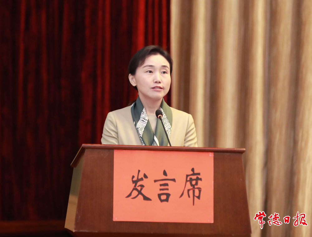 市行政审批服务局党组书记,局长李芳作表态发言.