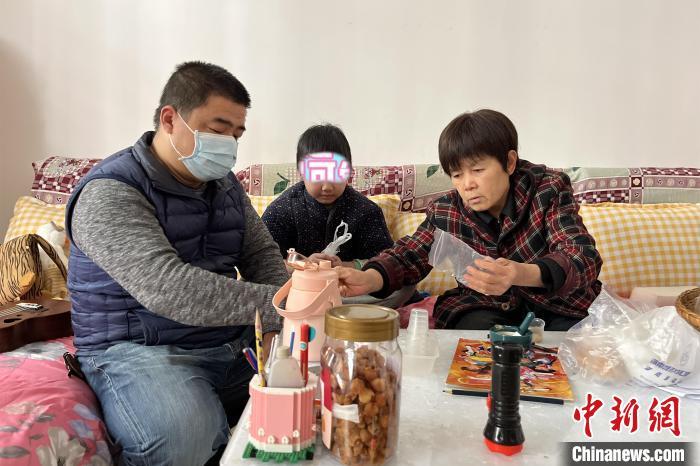 陈再兴和母亲一起照顾涵涵 周星亮 摄