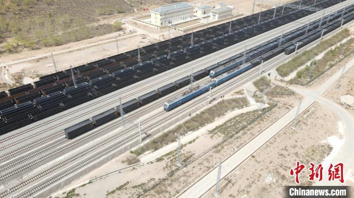 图为航拍靖边东站。　李建军 摄